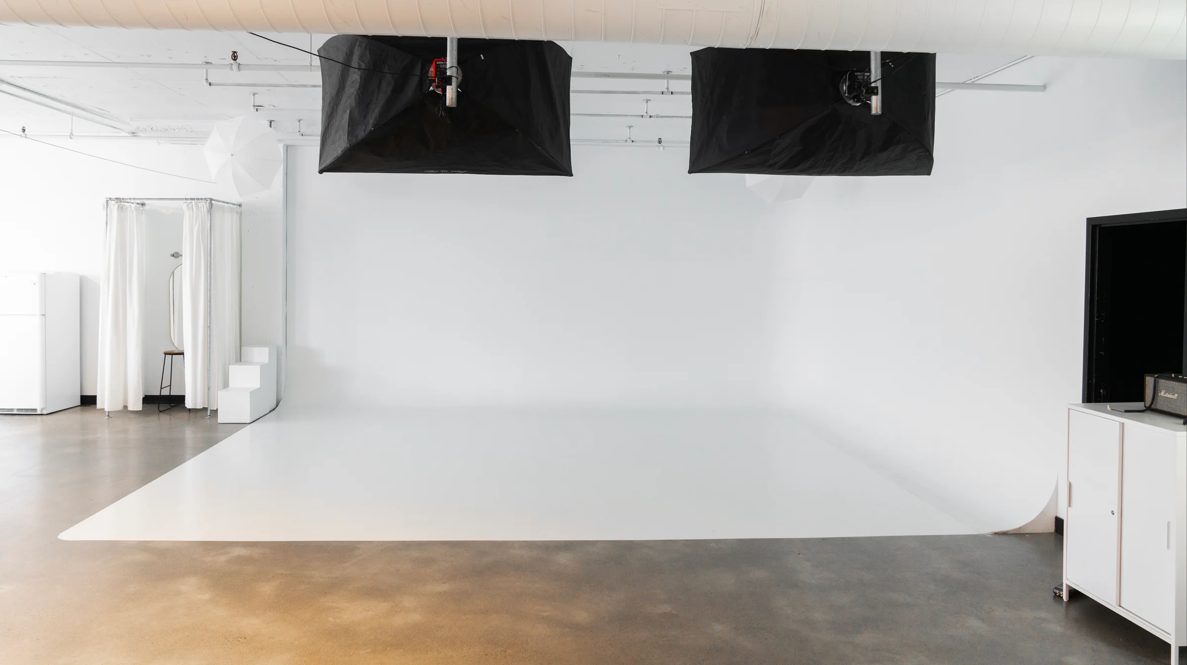 Spacious white cyclorama studio - Espace Urbain Studio photos