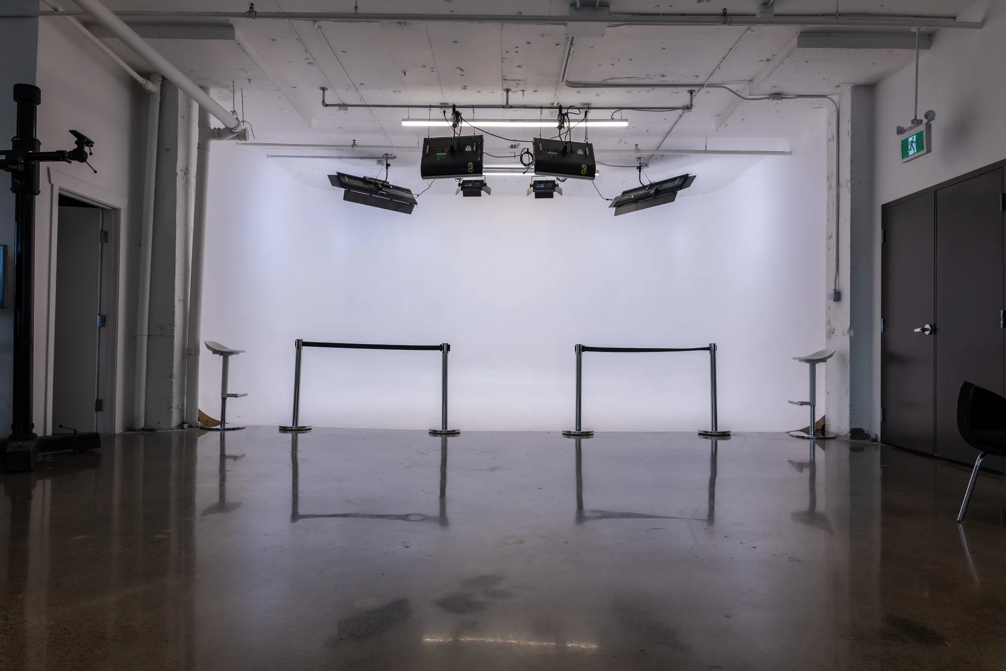 Three-wall cyclorama with a lighting rail