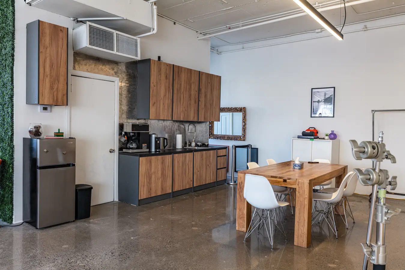 Kitchenette and dining table