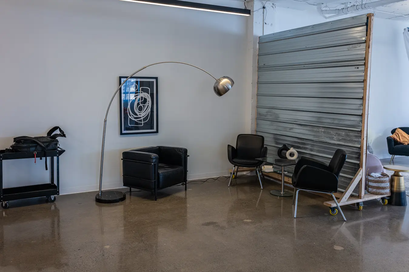 Lounge corner with an arc lamp