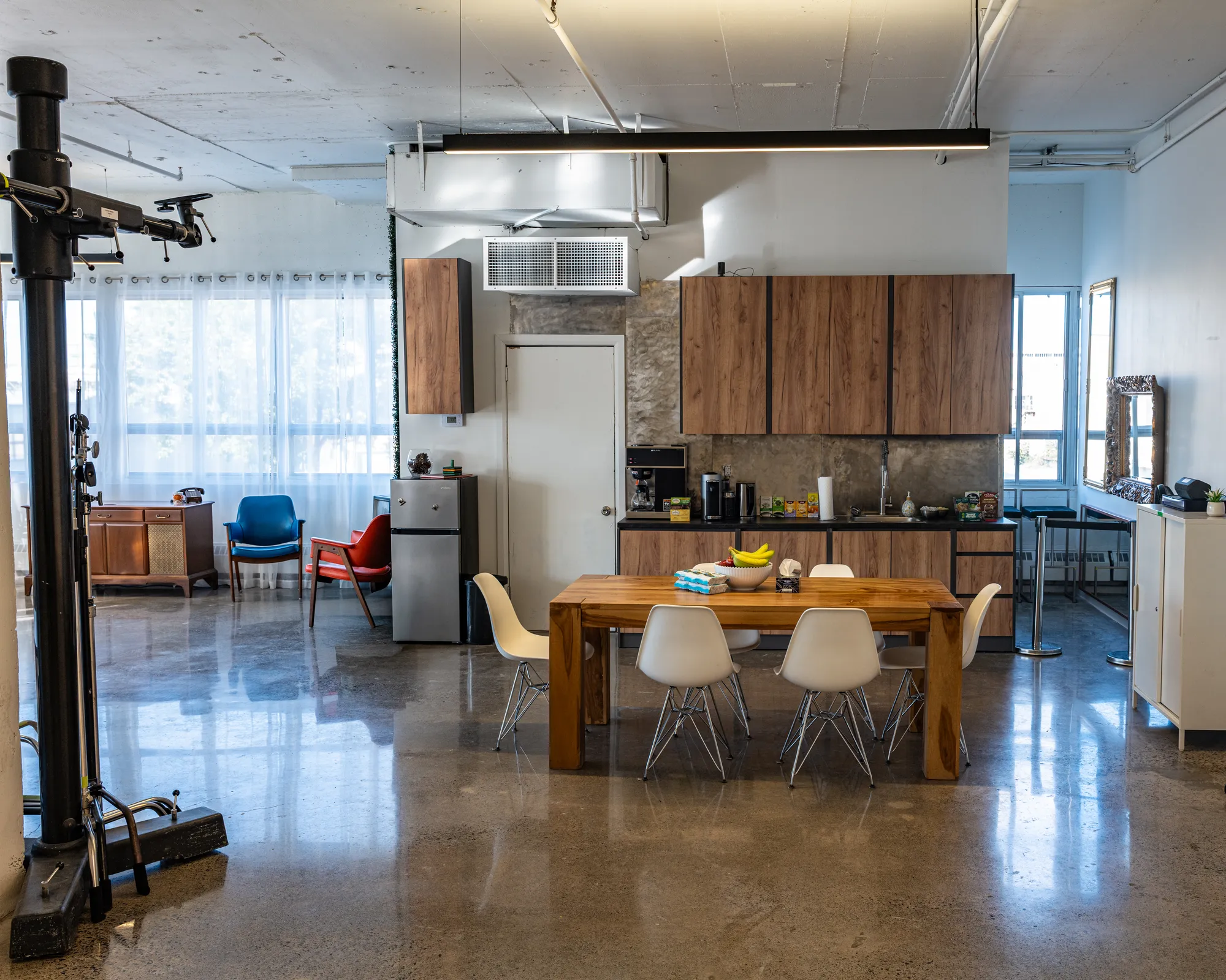 Kitchenette and dining table