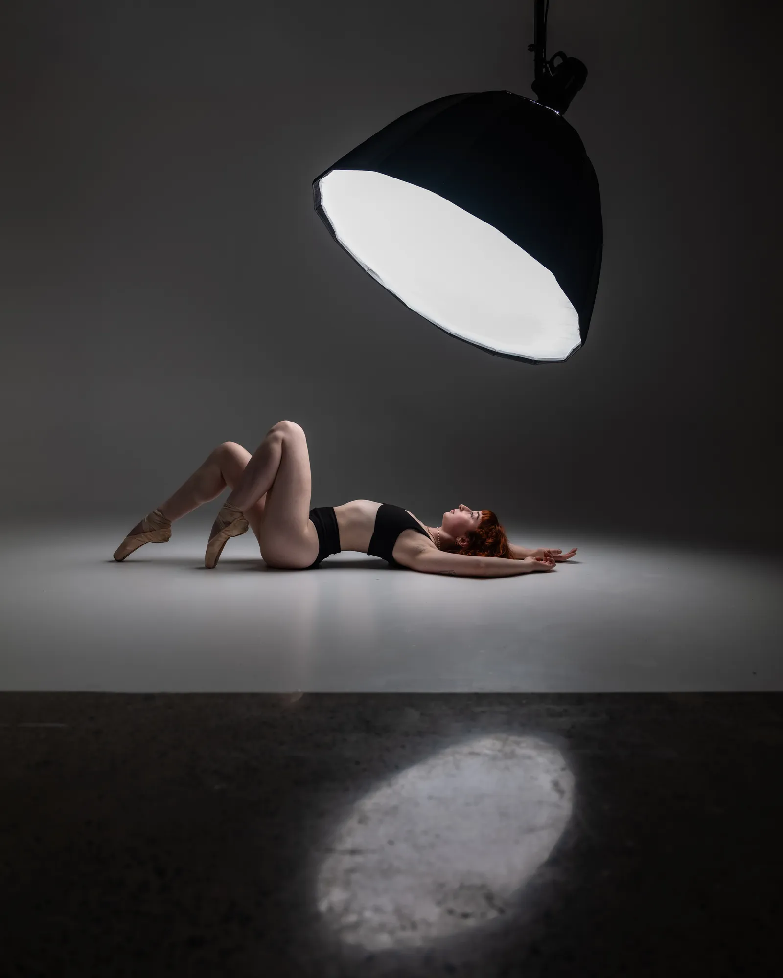 Studio photo shoot under a large parabolic reflector, by the Espace Urbain Studio photographer