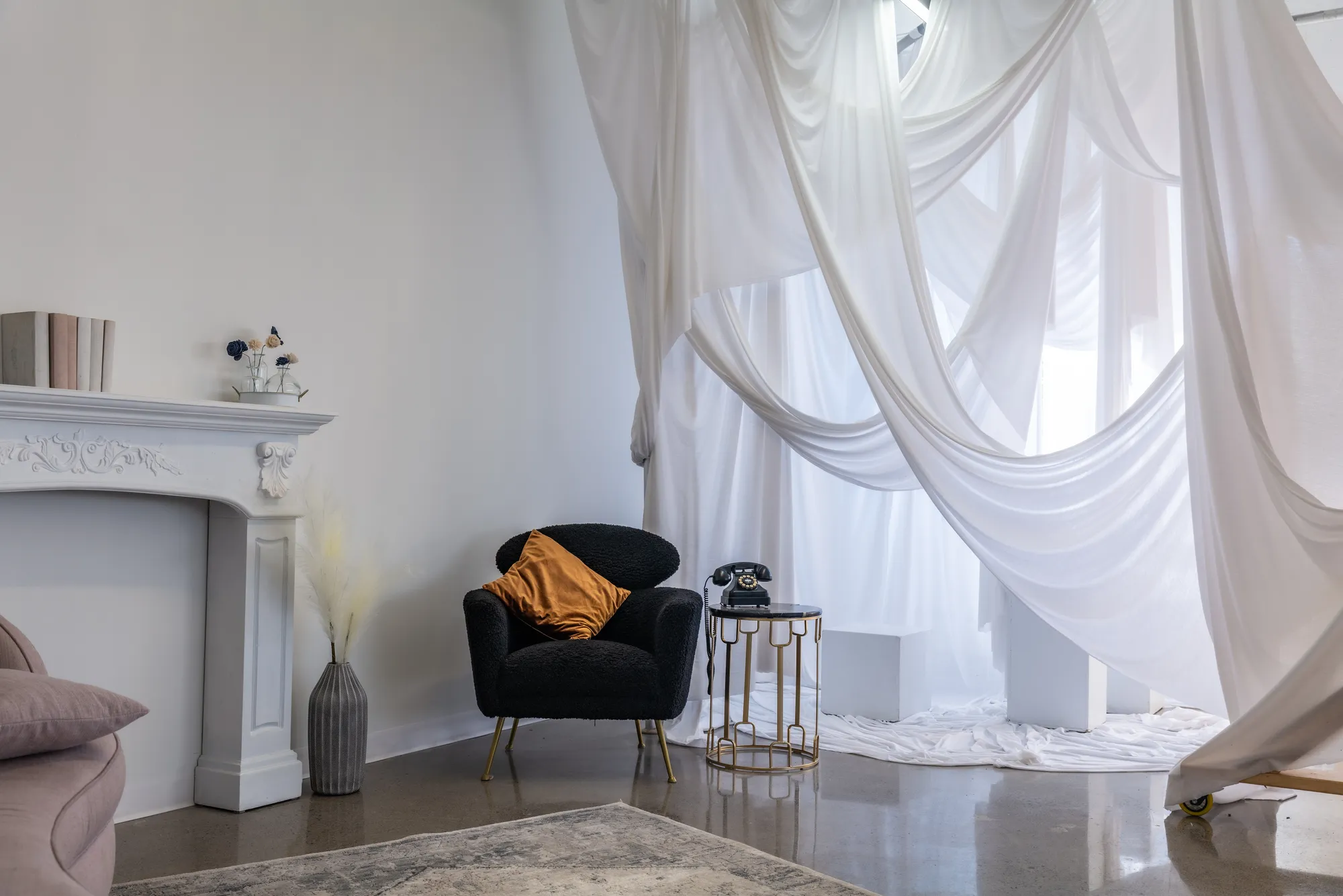 Foyer blanc et voilages drapés