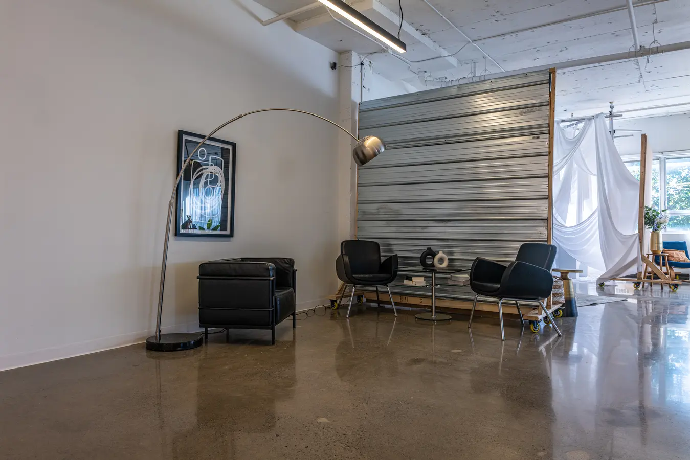 Coin lounge avec lampe arc et panneau métallique