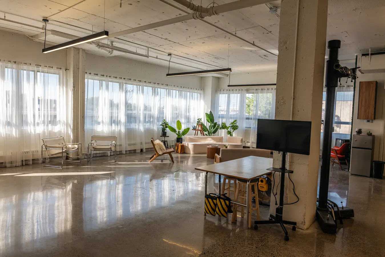 Espace de travail avec moniteur sur pied