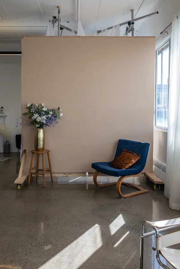 Fond beige et fauteuil bleu