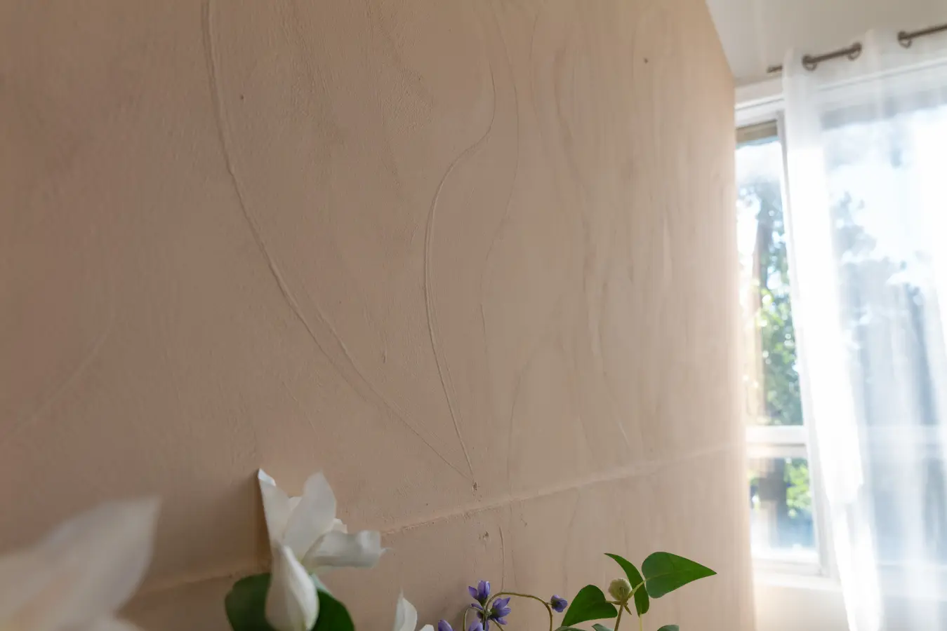 Mur texturé et fleurs