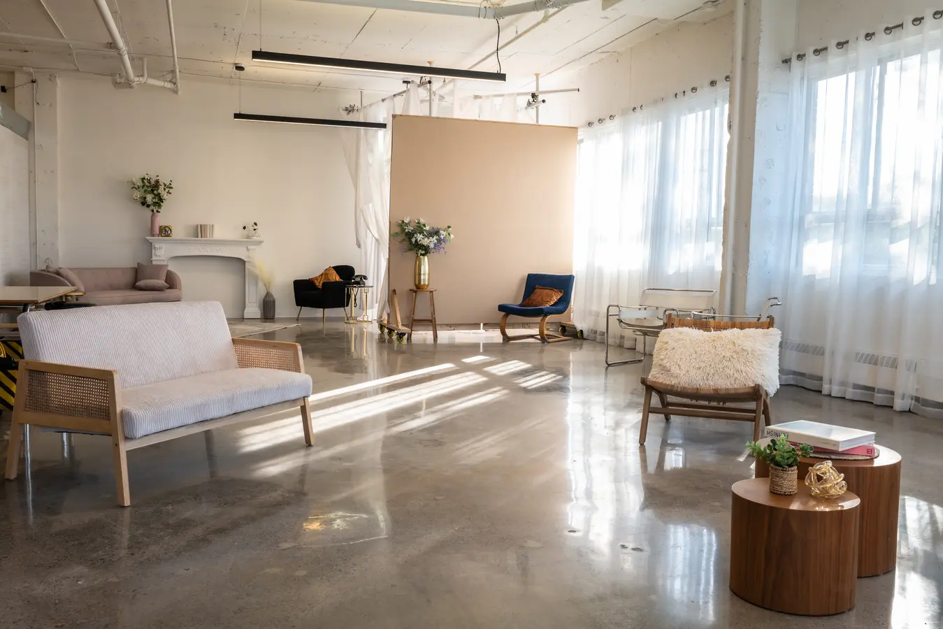 Sofa bohème et tables en bois