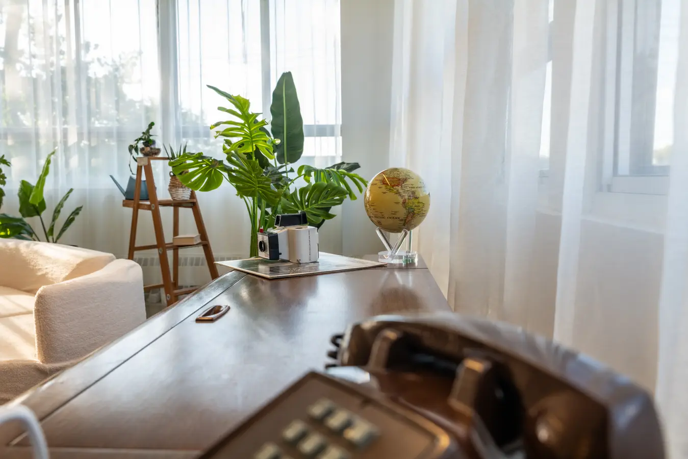 Téléphone rétro sur bureau en bois