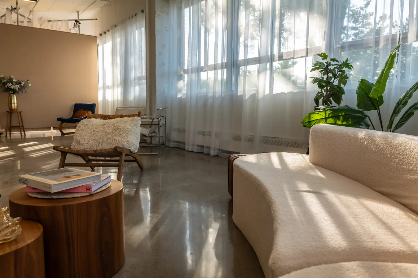Sofa crème et tables basses