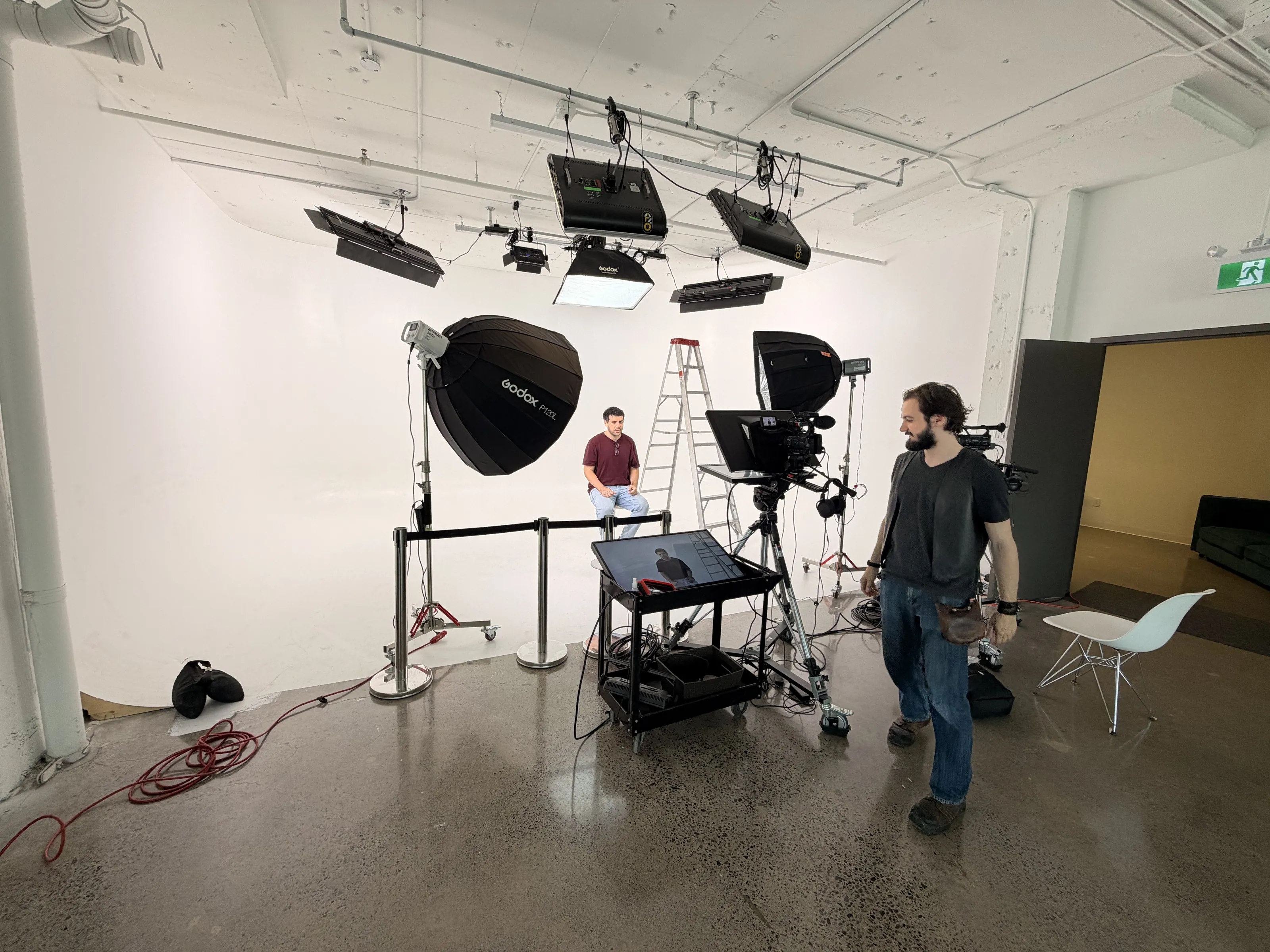 Tournage sur le cyclorama avec softbox Godox, éclairage au plafond, caméra et moniteur, Espace Urbain Studio