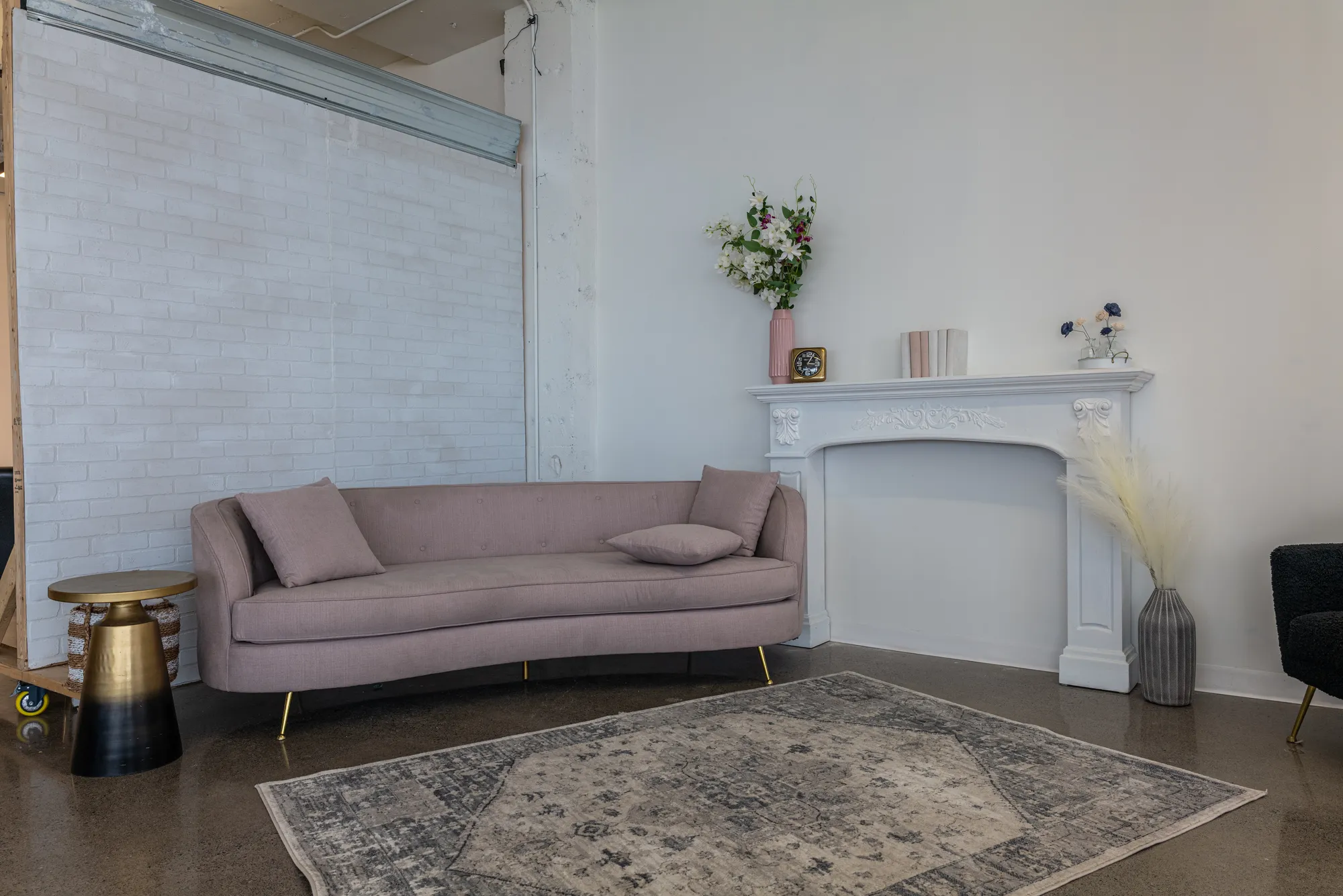 Salon new-yorkais avec causeuse rose et foyer