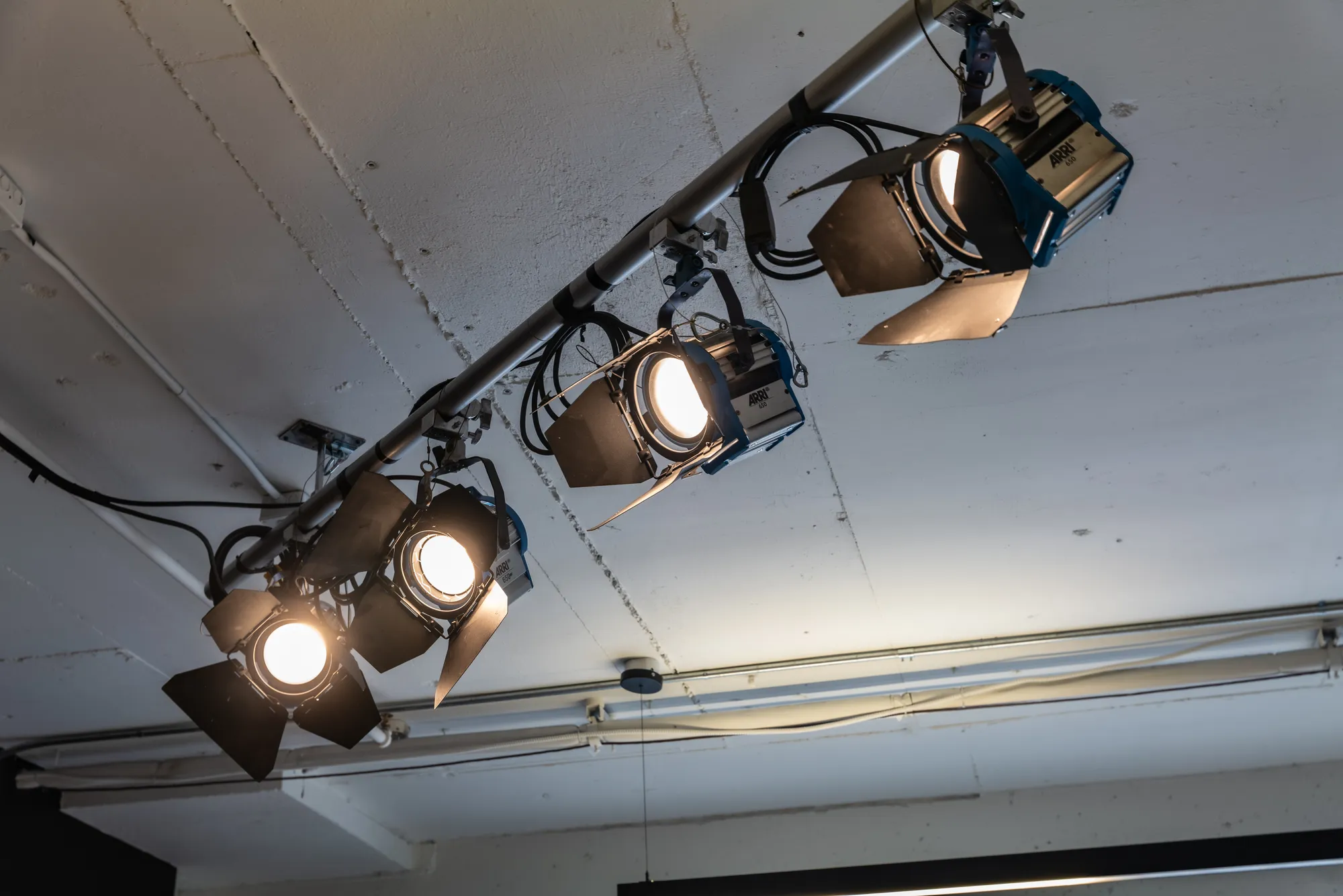 Projecteurs ARRI installés sur rail au plafond du Studio B