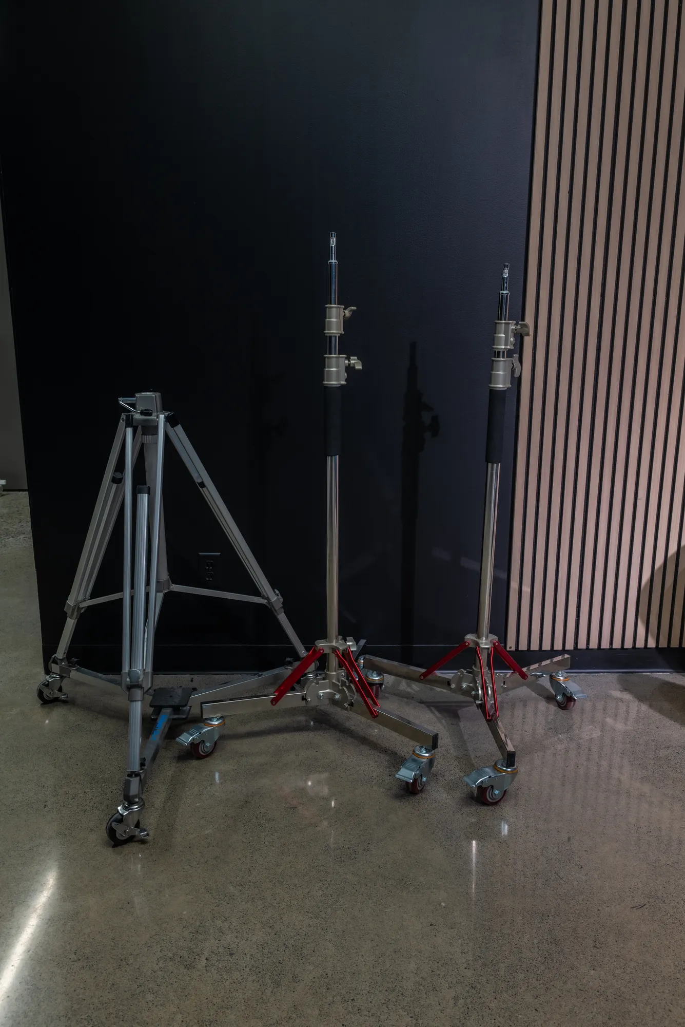 Trépied vidéo et light stands sur roues pour une production vidéo