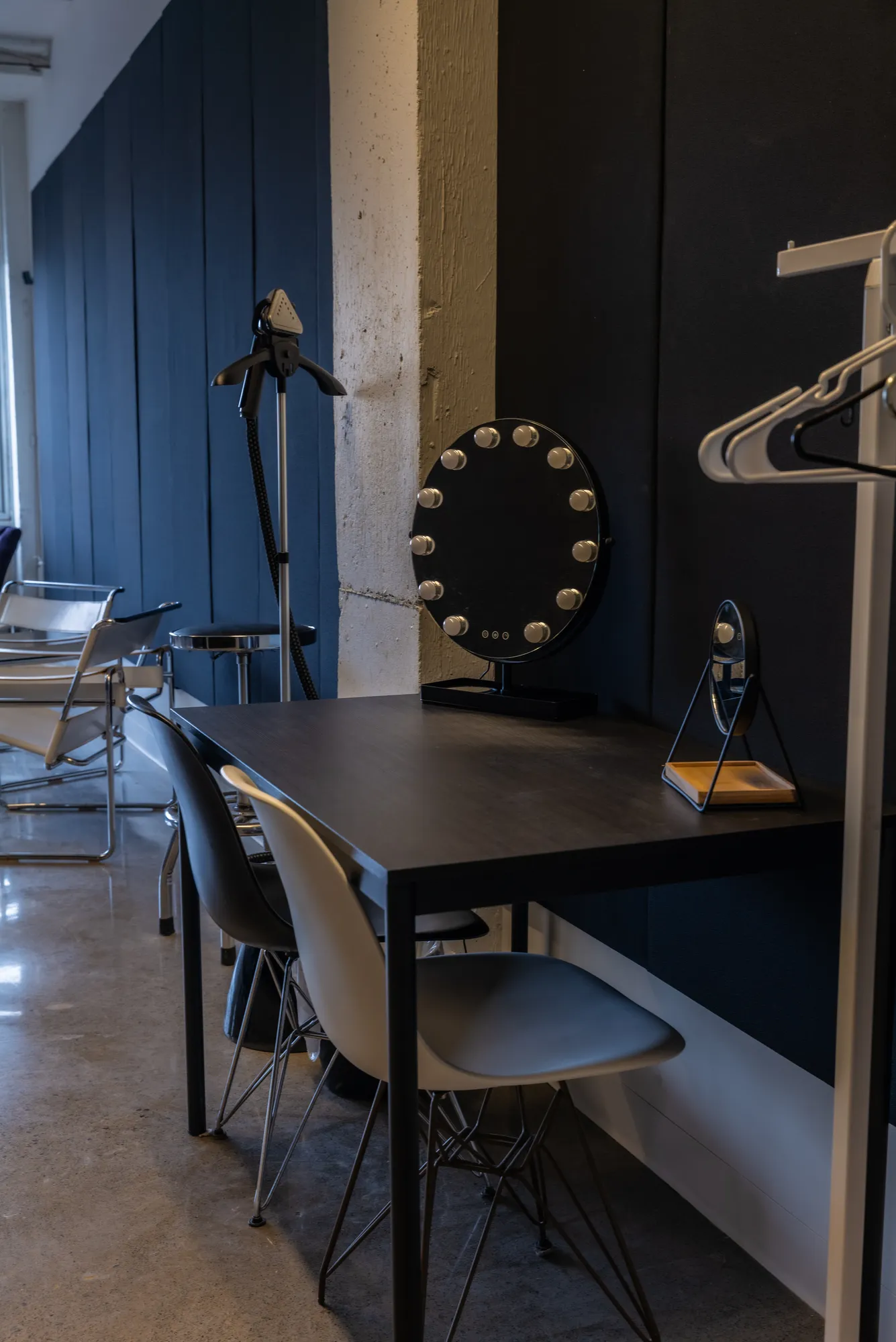 Poste de maquillage avec miroir lumineux et rack à vêtements du Studio B